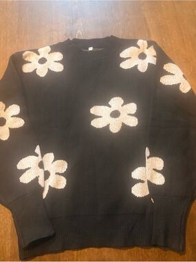 Black & White Daisy Floral Knit Sweater | Size M